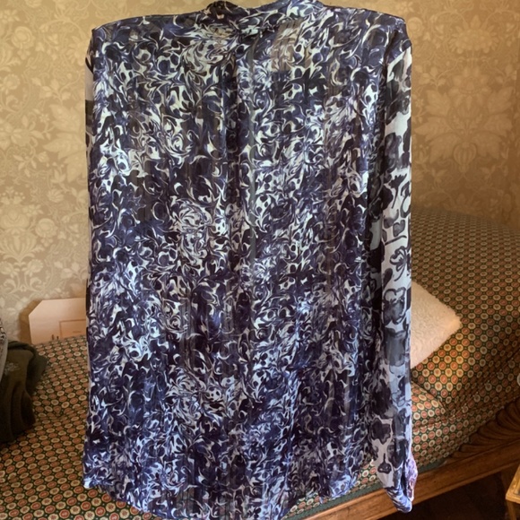 Simply Vera by Vera Wang sheer front snap blouse. Worn once. Excellent condition - Picture 6 of 6